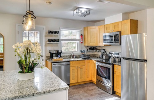 Oxon Hill House | Modern Home 11 Mi to DC: Pets Welcome!