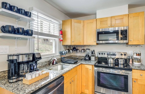 Oxon Hill House | Modern Home 11 Mi to DC: Pets Welcome!