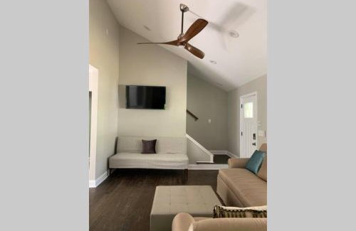Atlanta House | Modern Home:3 Bedroom;2.5 Bath Near M-Benz Stadium