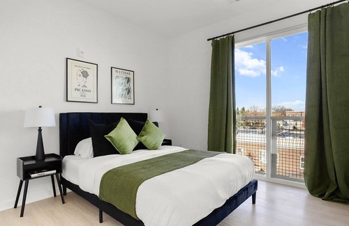 Highlandtown Apartment | Modern Home 3BD/3BA Free On-Street Parking & Wifi