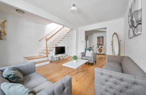 The Heights House | Modern Home 4BR 3BA - 20 Min to Timesquare