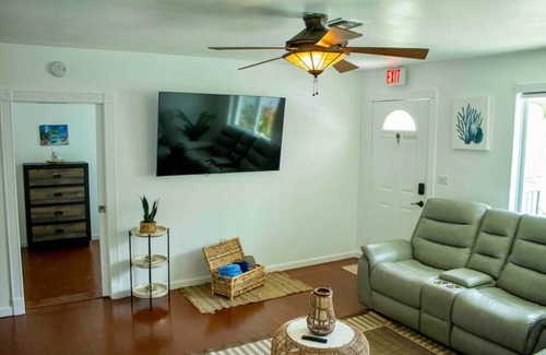 Tamiami House | Modern Home / HUGE Front Yard/ Family Friendly