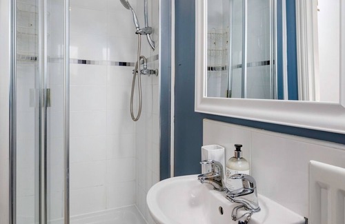 Chorlton-on-Medlock House | Modern Home in Manchester | 53 Degrees Property | Ideal for Business - Sleeps 7!