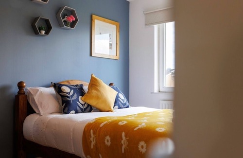 Chorlton-on-Medlock House | Modern Home in Manchester | 53 Degrees Property | Ideal for Business - Sleeps 7!