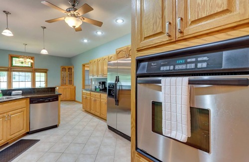 Murphy House | Modern Home in the Heart of Murphy, Hi-Tech Massage Chair, Jetted Tub, KING Bd!n