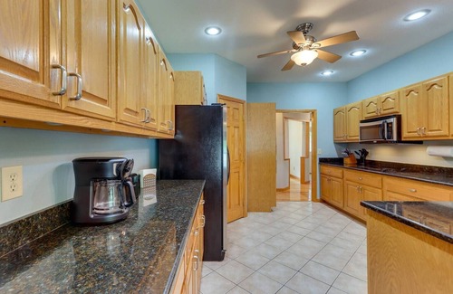 Murphy House | Modern Home in the Heart of Murphy, Hi-Tech Massage Chair, Jetted Tub, KING Bd!n