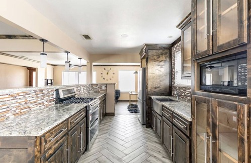 Buckner Terrace - Everglade Park House | Modern Home near DowntownnPool Tablebreeze