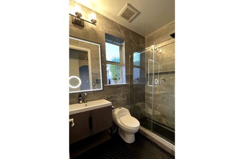Fresno House | Modern home near hwy99 & Yosemite newly renovated!
