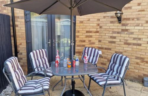 Aveley House | Modern Home near London ensuite room, 3 toilets