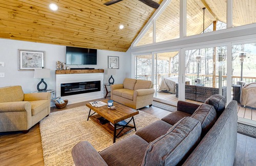 Clermont House | Modern home on vineyard with WiFi, fireplace, washer/dryer, central AC