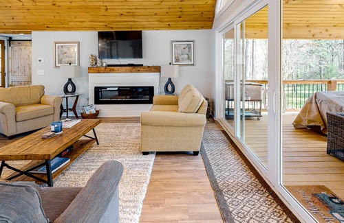 Clermont House | Modern home on vineyard with WiFi, fireplace, washer/dryer, central AC