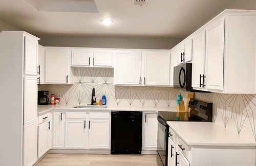 South Arlington House | Modern home, perfect for extended stay. Pets friendly