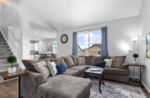 Aurora House | Modern Home w/2 Private Suites & Family-Friendly Amenities - 15 Mins to DIA