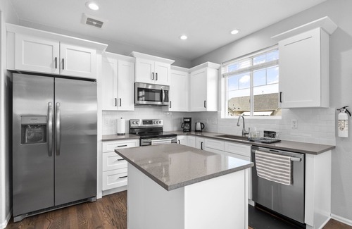 Aurora House | Modern Home w/2 Private Suites & Family-Friendly Amenities - 15 Mins to DIA