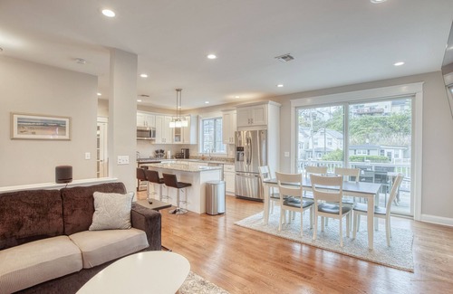 Highlands House | Modern Home - Walk to Beach - Fast Wi-Fi