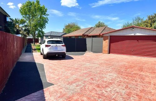 Halswell House | Modern Home with 2 Ensuites Only 17 Minutes to City and CHC Airport