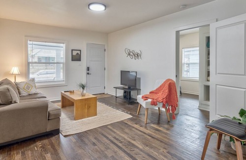 South Kansas City House | Modern home with 4 Bed + Workspace