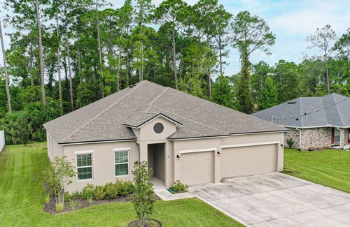 Indian Trails House | Modern home with central AC, WiFi, private washer/dryer, and screened porch