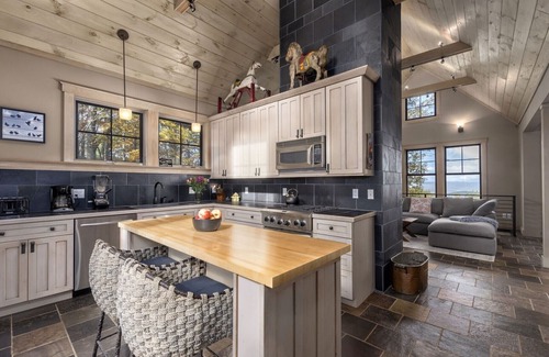 Lynn House | Modern Home with Mountain Views, Hot tub, Pool Table, and Gourmet Kitchen.