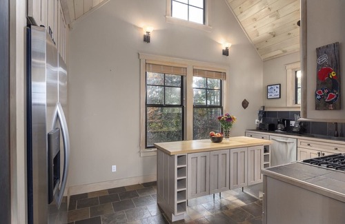 Lynn House | Modern Home with Mountain Views, Hot tub, Pool Table, and Gourmet Kitchen.