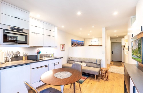 Truckee Hotel | Modern Hotel-Style Studio - Timber Creek Lodge #210 by RedAwning Save 10% on 3 Nights, 15% on 5 Nights!