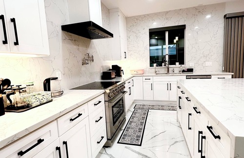 Westminster House | Modern House, 6 Bedrooms- 9 beds, 6.5 Smart Bathrooms, near Disney & Beach