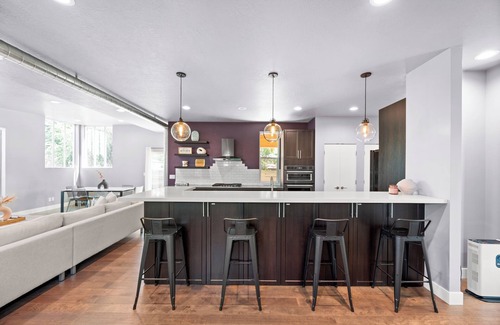 Millcreek House | Modern House, Fully Fenced, Private Balcony, Fire Pit, Close to Ski Resorts
