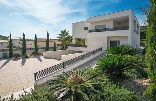 Tribunj Villa | Modern house, heated 9x6 m pool!