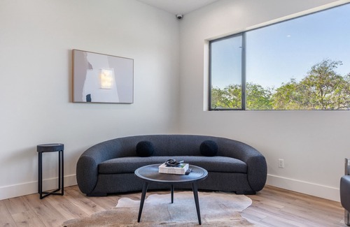 Pico - Robertson Villa | Modern House In Best Location