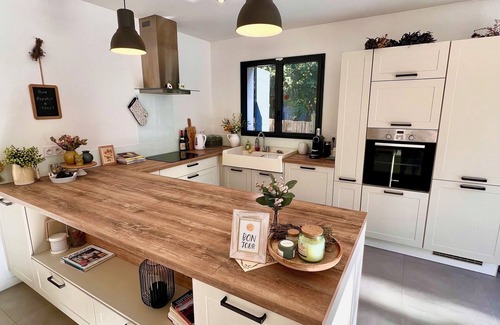 Venasque House | Modern house with heated swimming pool 25 + garden and plutonic