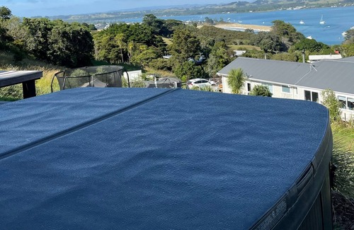 Mahurangi West House | Modern house with views in Ti Point