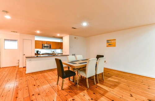 Astrodome House | Modern Houston Townhome w/Balcony: 5 Mi to Dtwn!