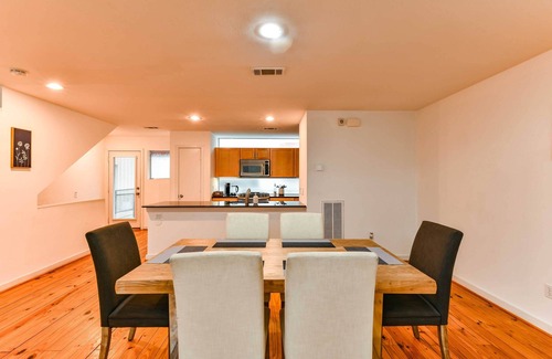 Astrodome House | Modern Houston Townhome w/Balcony: 5 Mi to Dtwn!