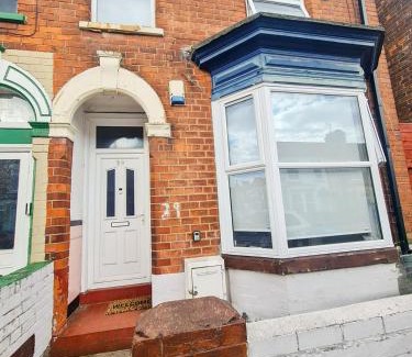 Hull House | Modern Hull Stay for Contractors, Families & Workers - Free Parking & Fast WiFi - Near MKM Stadium, Royal Infirmary Hospital