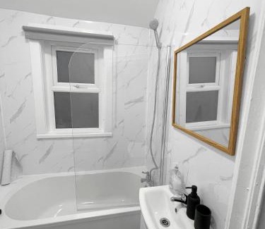 Hull House | Modern Hull Stay for Contractors, Families & Workers - Free Parking & Fast WiFi - Near MKM Stadium, Royal Infirmary Hospital