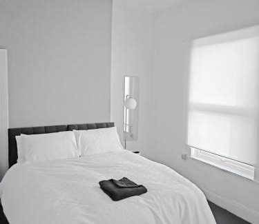 Hull House | Modern Hull Stay for Contractors, Families & Workers - Free Parking & Fast WiFi - Near MKM Stadium, Royal Infirmary Hospital