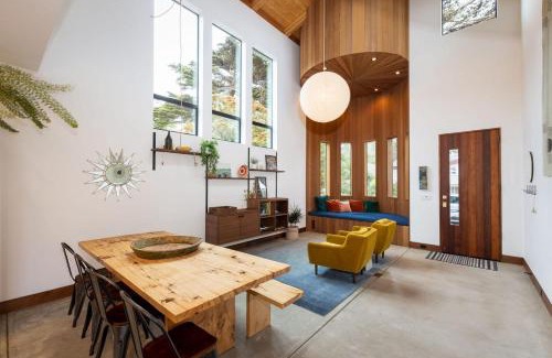 Montara House | Modern indoor-outdoor living wHot Tub Walk to Beaches & Mountain Trails