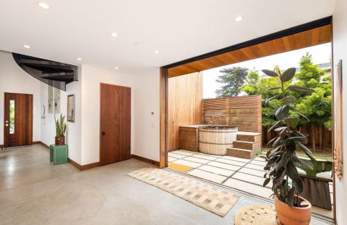 Montara House | Modern indoor-outdoor living wHot Tub Walk to Beaches & Mountain Trails