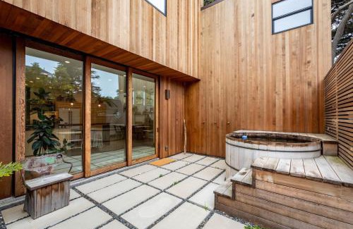 Montara House | Modern indoor-outdoor living wHot Tub Walk to Beaches & Mountain Trails