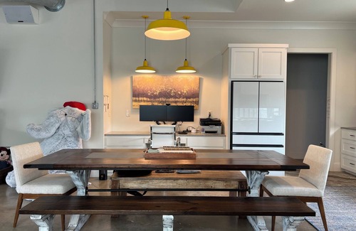Shenandoah House | Modern Industrial 3-bedroom pet friendly work space near Women’s Hospital