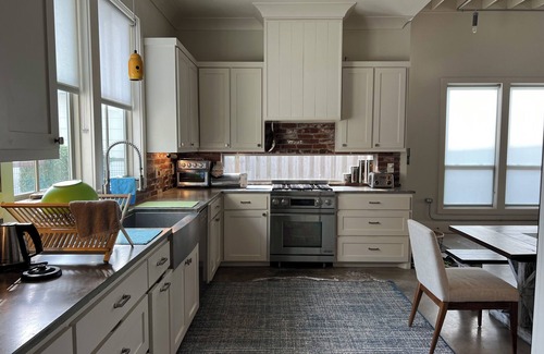 Shenandoah House | Modern Industrial 3-bedroom pet friendly work space near Women’s Hospital