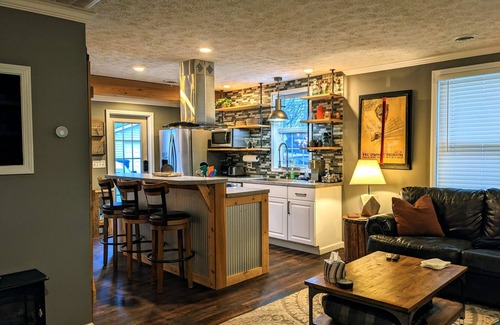 Bay Village House | Modern industrial chic open concept home - 15 mins from Downtown