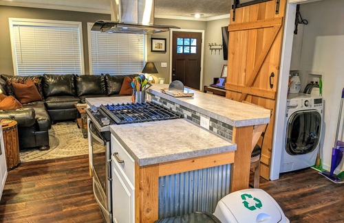 Bay Village House | Modern industrial chic open concept home - 15 mins from Downtown