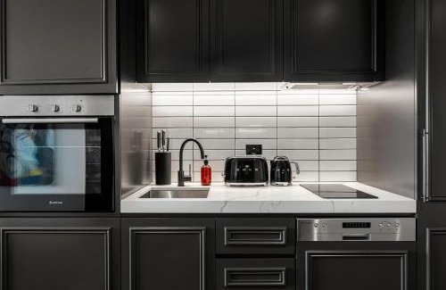 Collingwood North Apartment | Modern, Industrial Hideaway