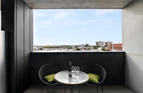 Collingwood North Apartment | Modern, Industrial Hideaway