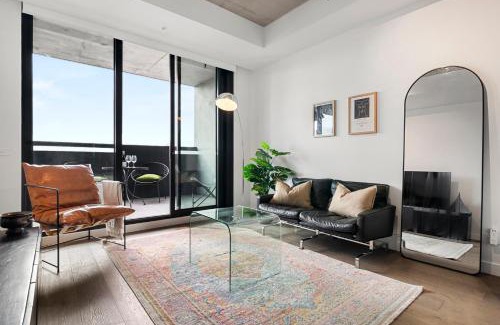 Collingwood North Apartment | Modern, Industrial Hideaway