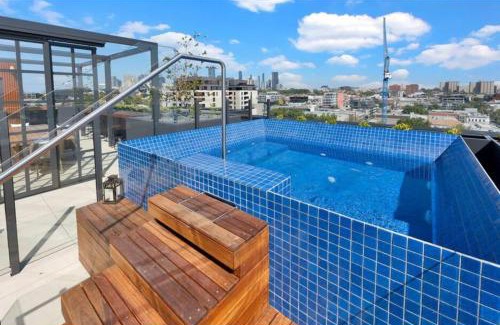 Collingwood North Apartment | Modern, Industrial Hideaway