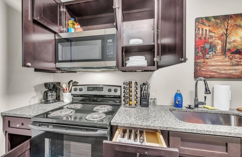 Waldron Apartment | Modern Industrial Loft Near Airport High-Speed WiFi Secure with free parking