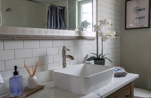 Northeast Carrollton House | Modern Industrial loft | King Bed | 2BR 2 BA
