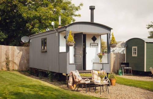 Nolton Apartment | Modern & Inviting Shepherd`s Hut Near Pembrokeshire Coast